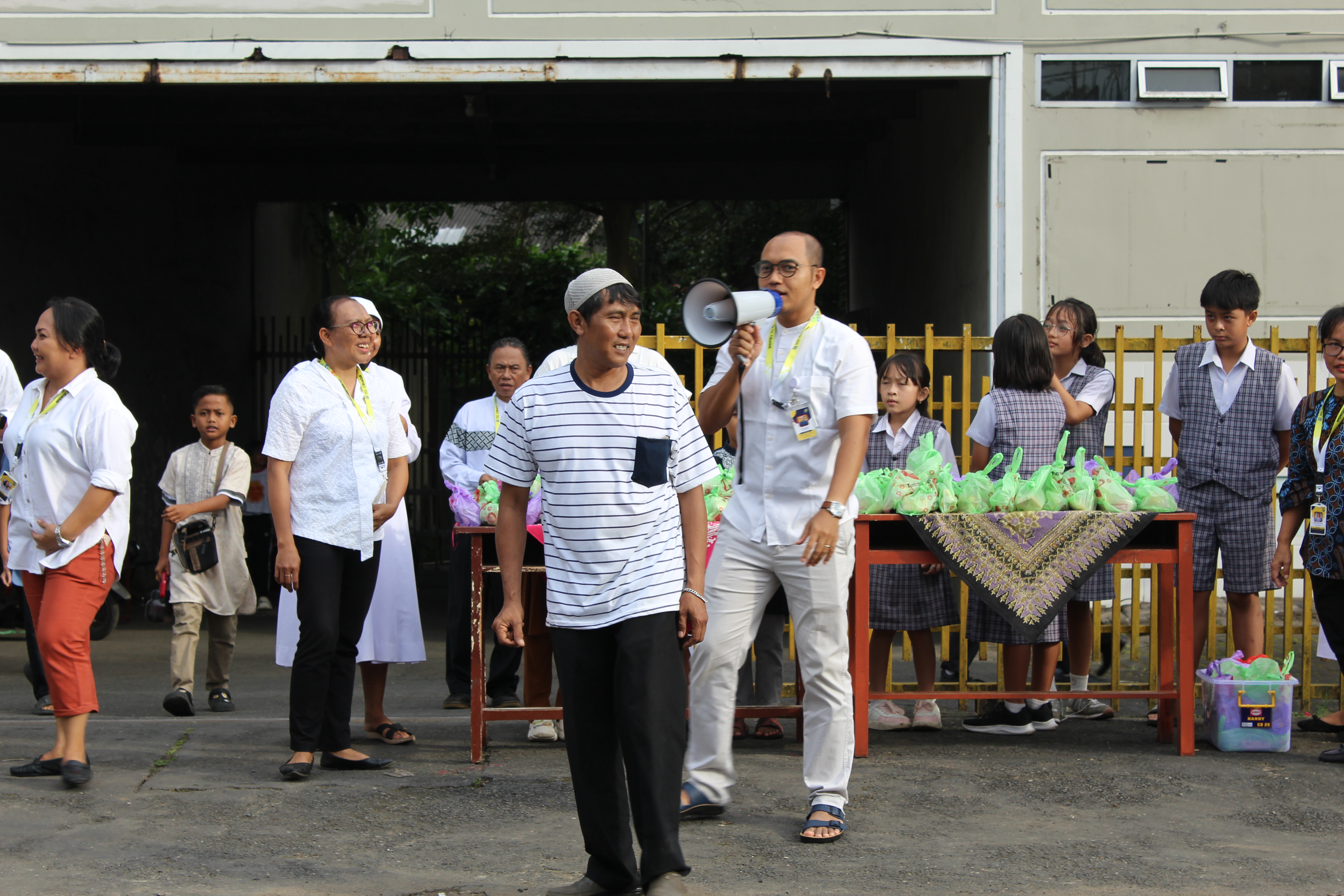 Berbagi Takjil di Lingkungan Sekolah